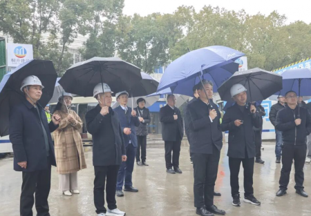桐升·新聞/市委書記王堅一行蒞臨我公司承建的鳳鳴小學及鳳鳴幼兒園工程